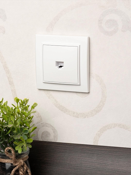 Минск Розетка RJ-45 1-местная СП белая EKF