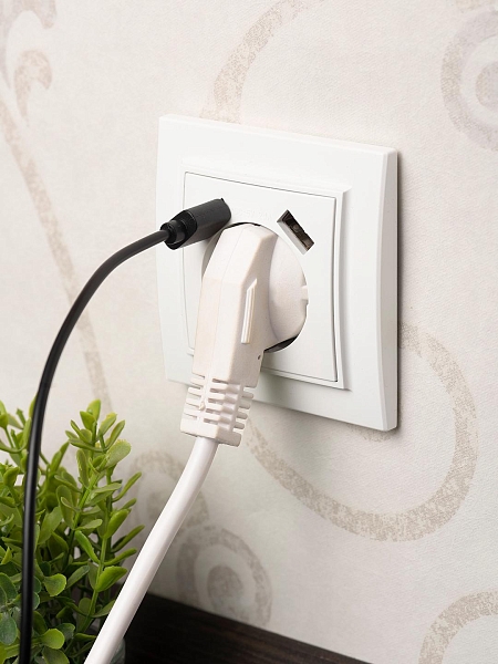 Минск Розетка 1-местная СП с/з 16А белая с защ. штор. с 2 USB 2,1А EKF